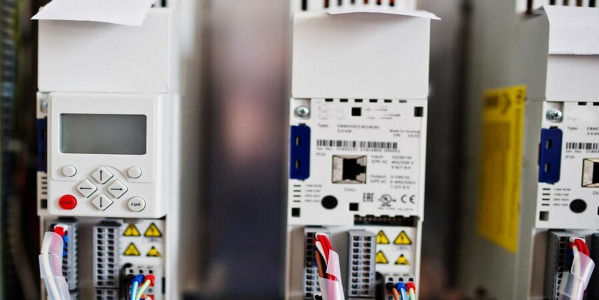 Jakie są najczęstsze problemy związane z falownikami i jak można je rozwiązać?